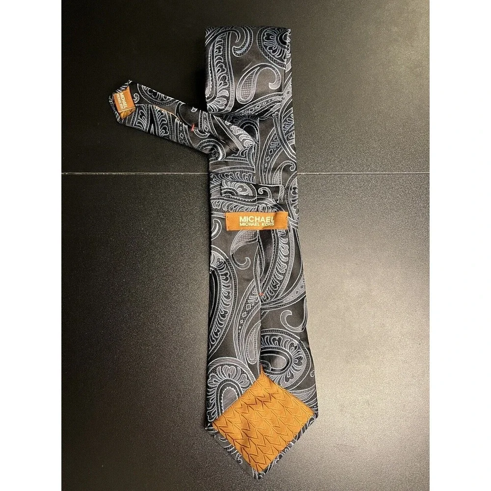 Michael Michael Kors 100% Silk Men's Neck Tie black blue paisley 60